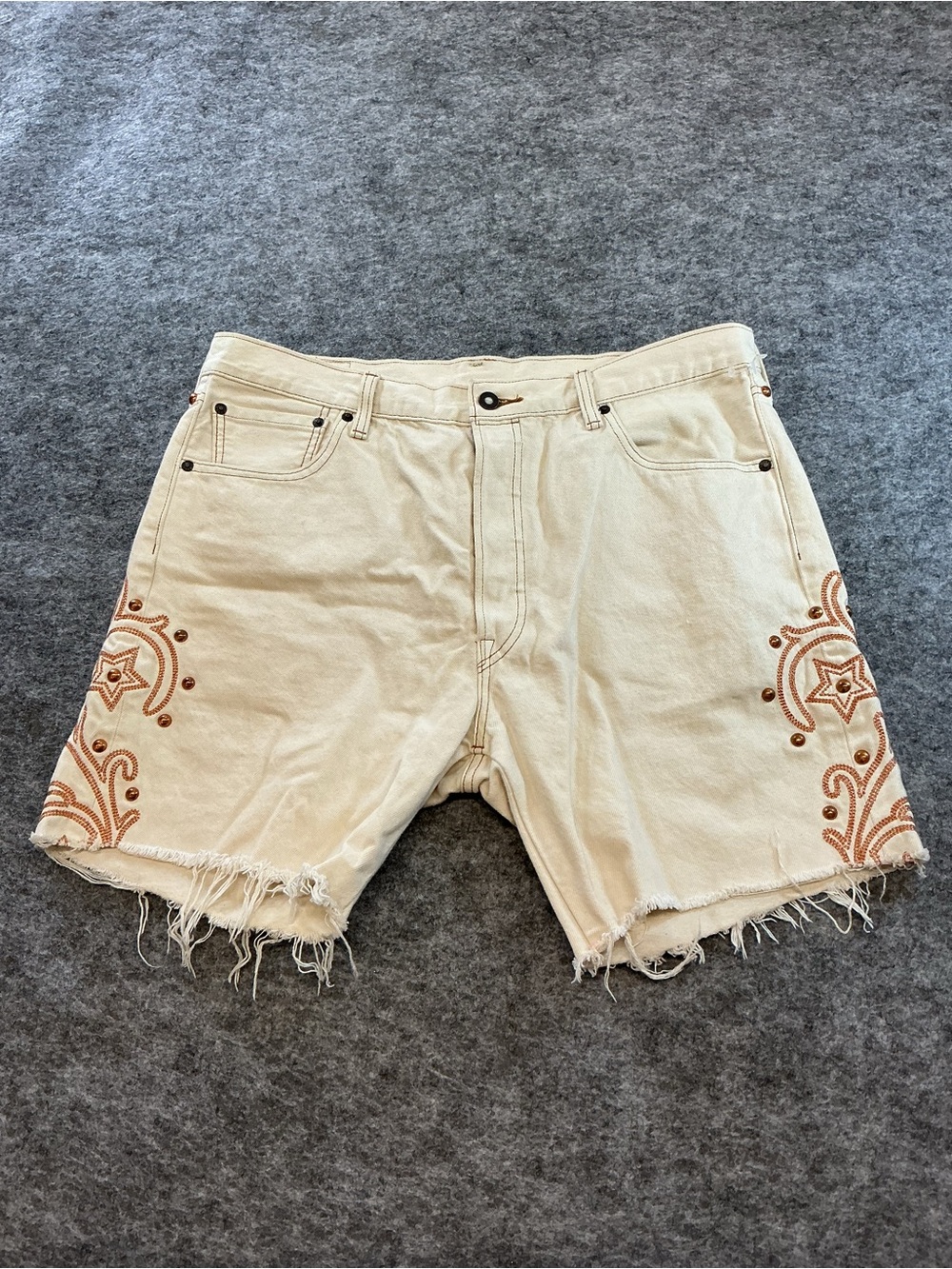 Levi’s Cream Embroidered Denim Shorts Size 36
